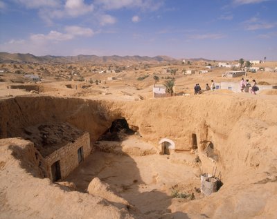 Uitzicht op de Berberse putwoningen (ghorfa) door Unbekannt Unbekannt